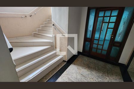 Apartamento para alugar com 75m², 2 quartos e sem vaga Apartamento para alugar com 75m², 2 quartos e sem vagaEscada