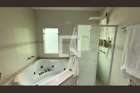 Casa à venda com 450m², 4 quartos e 3 vagasBanheiro da Suíte 1