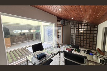 Casa à venda com 450m², 4 quartos e 3 vagasSótão - Escritorio