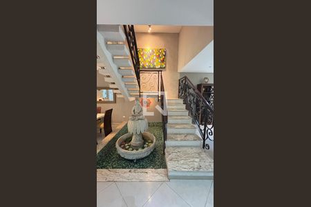 Casa à venda com 450m², 4 quartos e 3 vagasEscada