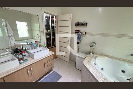 Casa à venda com 450m², 4 quartos e 3 vagasBanheiro da Suíte 1