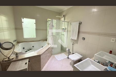 Casa à venda com 450m², 4 quartos e 3 vagasBanheiro da Suíte 1