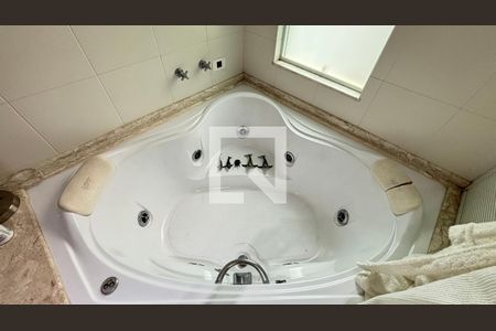 Casa à venda com 450m², 4 quartos e 3 vagasBanheiro da Suíte 1