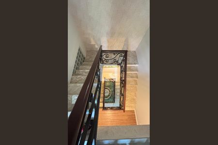 Casa à venda com 450m², 4 quartos e 3 vagasEscada