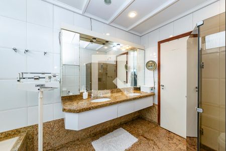 Apartamento à venda com 350m², 5 quartos e 3 vagasBanheiro da Suíte 1