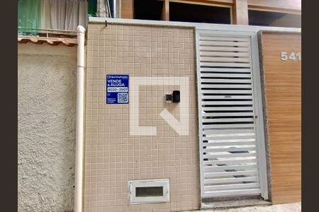 Apartamento à venda com 64m², 2 quartos e 1 vagaFachada com cartaz QA