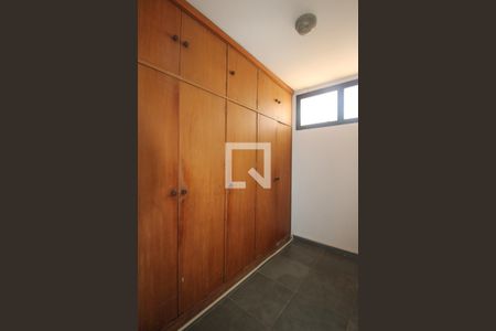 Apartamento à venda com 201m², 4 quartos e 2 vagas Apartamento à venda com 201m², 4 quartos e 2 vagasQuarto de Serviço