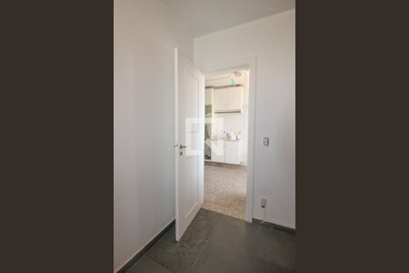 Apartamento à venda com 201m², 4 quartos e 2 vagas Apartamento à venda com 201m², 4 quartos e 2 vagasQuarto de Serviço