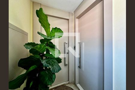 Apartamento à venda com 92m², 2 quartos e 1 vaga Apartamento à venda com 92m², 2 quartos e 1 vagaHall Apartamento