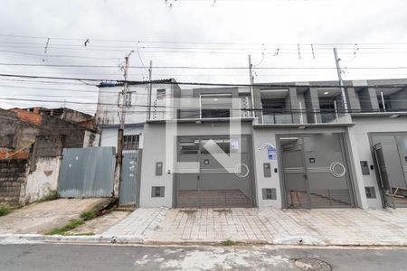 Casa à venda com 174m², 3 quartos e 2 vagas Casa à venda com 174m², 3 quartos e 2 vagasFachada