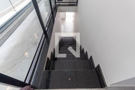 Casa à venda com 174m², 3 quartos e 2 vagas Casa à venda com 174m², 3 quartos e 2 vagasEscada