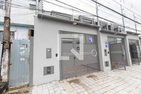 Casa à venda com 174m², 3 quartos e 2 vagas Casa à venda com 174m², 3 quartos e 2 vagasFachada