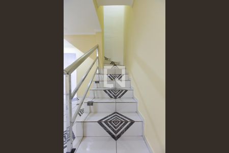 Escada de casa para alugar com 3 quartos, 150m² em Vila Carmosina, São Paulo