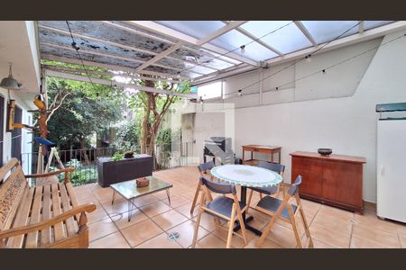 Casa à venda com 210m², 4 quartos e 5 vagasQuintal