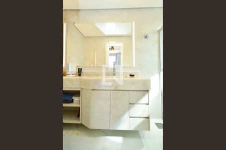 Apartamento à venda com 210m², 4 quartos e 3 vagasBanheiro suite 2