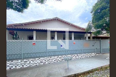 Casa à venda com 300m², 6 quartos e 2 vagasFachada