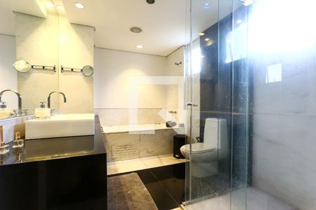 Apartamento à venda com 210m², 2 quartos e 3 vagasBanheiro da Suíte 2