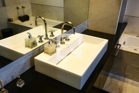 Apartamento à venda com 210m², 2 quartos e 3 vagasBanheiro da Suíte 2