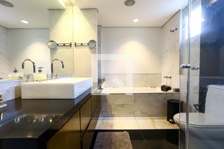 Apartamento à venda com 210m², 2 quartos e 3 vagasBanheiro da Suíte 2