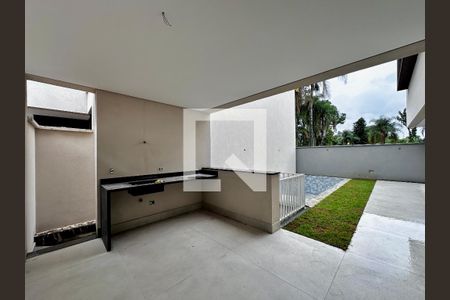 Casa de condomínio à venda com 486m², 4 quartos e 4 vagas Casa de condomínio à venda com 486m², 4 quartos e 4 vagasVaranda/Quintal