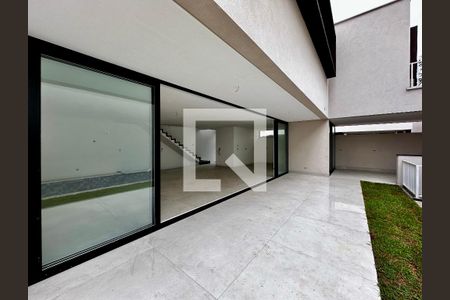 Casa de condomínio à venda com 486m², 4 quartos e 4 vagas Casa de condomínio à venda com 486m², 4 quartos e 4 vagasVaranda/Quintal