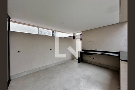 Casa de condomínio à venda com 486m², 4 quartos e 4 vagas Casa de condomínio à venda com 486m², 4 quartos e 4 vagasVaranda/Quintal