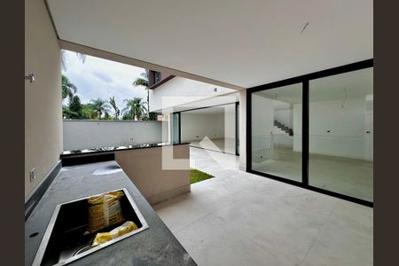 Casa de condomínio à venda com 486m², 4 quartos e 4 vagas Casa de condomínio à venda com 486m², 4 quartos e 4 vagasVaranda/Quintal