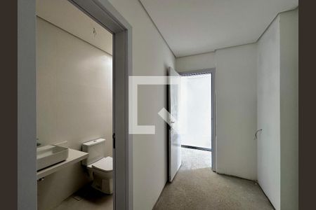 Casa de condomínio à venda com 486m², 4 quartos e 4 vagas Casa de condomínio à venda com 486m², 4 quartos e 4 vagasCloset Suíte 4