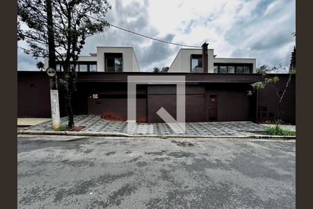 Casa de condomínio à venda com 486m², 4 quartos e 4 vagas Casa de condomínio à venda com 486m², 4 quartos e 4 vagasFachada