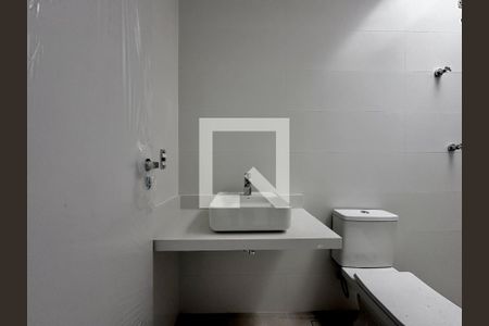 Casa de condomínio à venda com 486m², 4 quartos e 4 vagas Casa de condomínio à venda com 486m², 4 quartos e 4 vagasBanheiro Suíte 2