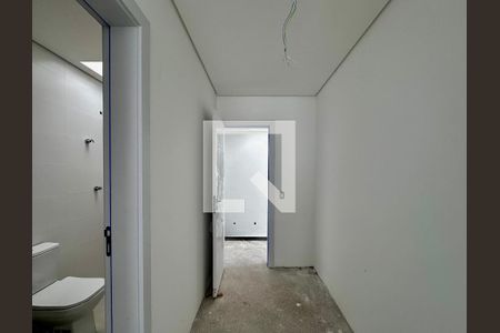 Casa de condomínio à venda com 486m², 4 quartos e 4 vagas Casa de condomínio à venda com 486m², 4 quartos e 4 vagasCloset Suíte 2