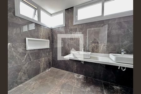 Casa de condomínio à venda com 486m², 4 quartos e 4 vagas Casa de condomínio à venda com 486m², 4 quartos e 4 vagasBanheiro Suíte 3