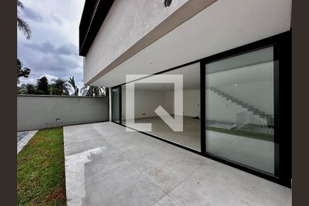 Casa de condomínio à venda com 486m², 4 quartos e 4 vagas Casa de condomínio à venda com 486m², 4 quartos e 4 vagasVaranda/Quintal