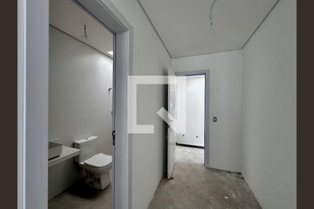 Casa de condomínio à venda com 486m², 4 quartos e 4 vagas Casa de condomínio à venda com 486m², 4 quartos e 4 vagasCloset Suíte 2