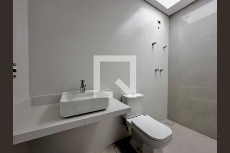 Casa de condomínio à venda com 486m², 4 quartos e 4 vagas Casa de condomínio à venda com 486m², 4 quartos e 4 vagasBanheiro Suíte 2