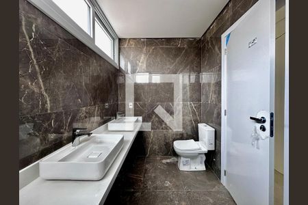 Casa de condomínio à venda com 486m², 4 quartos e 4 vagas Casa de condomínio à venda com 486m², 4 quartos e 4 vagasBanheiro Suíte 3