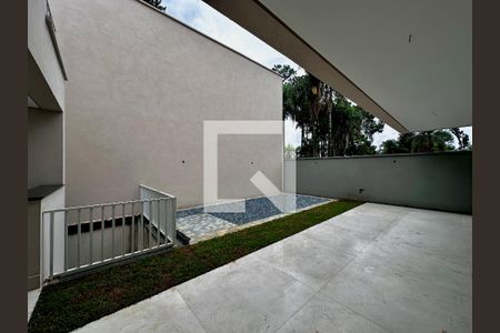 Casa de condomínio à venda com 486m², 4 quartos e 4 vagas Casa de condomínio à venda com 486m², 4 quartos e 4 vagasVaranda/Quintal