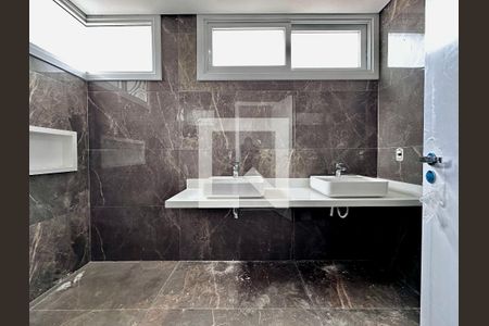 Casa de condomínio à venda com 486m², 4 quartos e 4 vagas Casa de condomínio à venda com 486m², 4 quartos e 4 vagasBanheiro Suíte 3