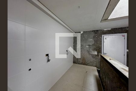 Casa de condomínio à venda com 486m², 4 quartos e 4 vagas Casa de condomínio à venda com 486m², 4 quartos e 4 vagasÁrea de Serviço