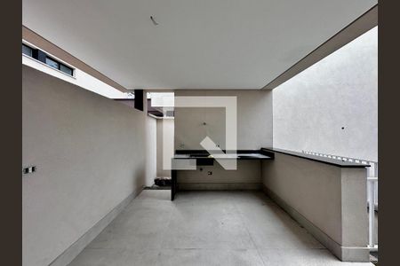 Casa de condomínio à venda com 486m², 4 quartos e 4 vagas Casa de condomínio à venda com 486m², 4 quartos e 4 vagasVaranda/Quintal