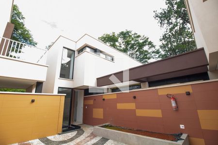 Casa à venda com 581m², 4 quartos e 4 vagas Casa à venda com 581m², 4 quartos e 4 vagasFachada Interna