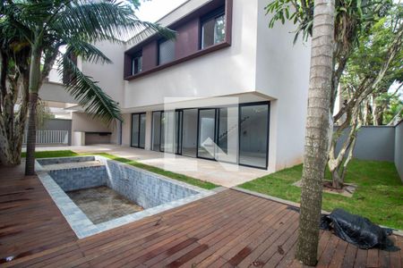 Casa à venda com 581m², 4 quartos e 4 vagas Casa à venda com 581m², 4 quartos e 4 vagasJardim / Piscina