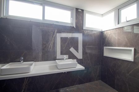 Casa à venda com 581m², 4 quartos e 4 vagas Casa à venda com 581m², 4 quartos e 4 vagasBanheiro da Suíte 4