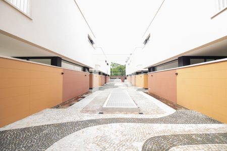 Casa à venda com 581m², 4 quartos e 4 vagas Casa à venda com 581m², 4 quartos e 4 vagasFachada Interna