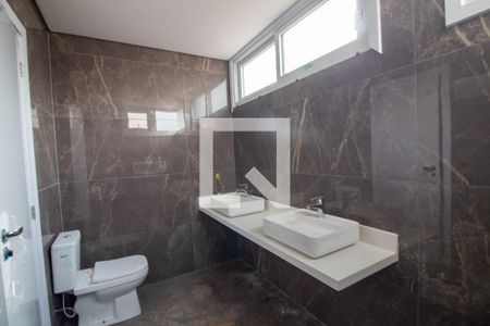 Casa à venda com 581m², 4 quartos e 4 vagas Casa à venda com 581m², 4 quartos e 4 vagasBanheiro da Suíte 4