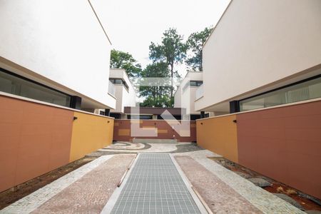 Casa à venda com 581m², 4 quartos e 4 vagas Casa à venda com 581m², 4 quartos e 4 vagasFachada Interna