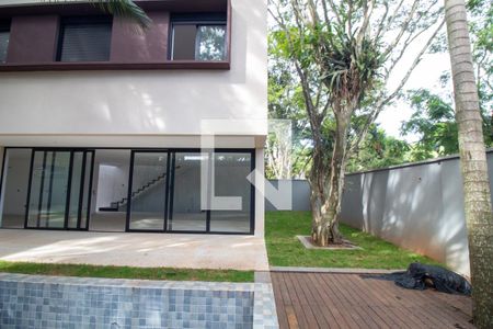 Casa à venda com 581m², 4 quartos e 4 vagas Casa à venda com 581m², 4 quartos e 4 vagasJardim / Piscina