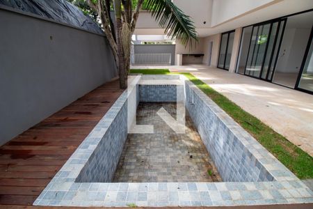Casa à venda com 581m², 4 quartos e 4 vagas Casa à venda com 581m², 4 quartos e 4 vagasJardim / Piscina