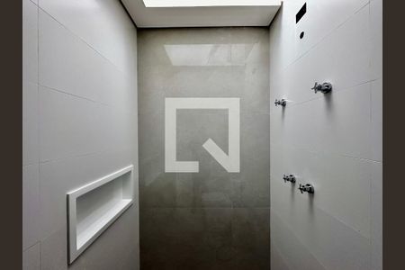 Casa de condomínio à venda com 531m², 4 quartos e 4 vagas Casa de condomínio à venda com 531m², 4 quartos e 4 vagasBanheiro Suíte 2