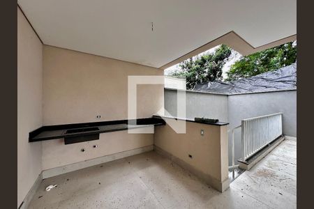 Casa de condomínio à venda com 531m², 4 quartos e 4 vagas Casa de condomínio à venda com 531m², 4 quartos e 4 vagasQuintal